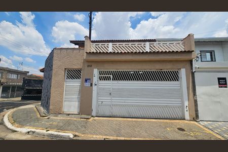 Casa à venda com 130m², 3 quartos e 2 vagas Casa à venda com 130m², 3 quartos e 2 vagasFachada