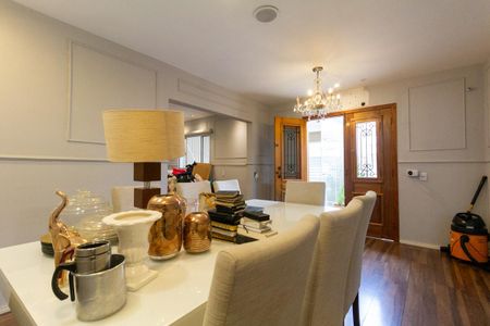 Casa à venda com 130m², 3 quartos e 2 vagas Casa à venda com 130m², 3 quartos e 2 vagasSala de Jantar