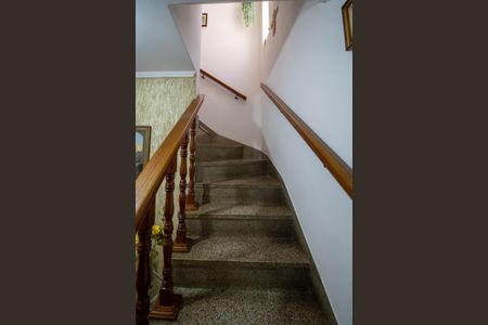 Casa à venda com 137m², 3 quartos e 2 vagas Casa à venda com 137m², 3 quartos e 2 vagasEscada