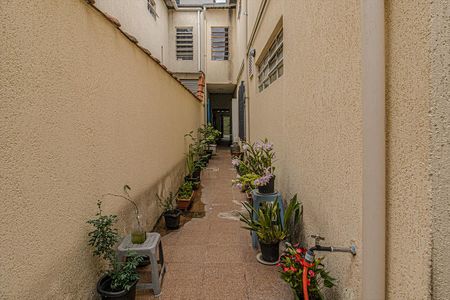 Casa à venda com 160m², 4 quartos e 2 vagas Casa à venda com 160m², 4 quartos e 2 vagascorredor lateral e hall de entrada_2