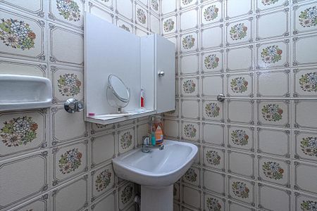 Casa à venda com 160m², 4 quartos e 2 vagas Casa à venda com 160m², 4 quartos e 2 vagasbanheiro na área de serviço_3