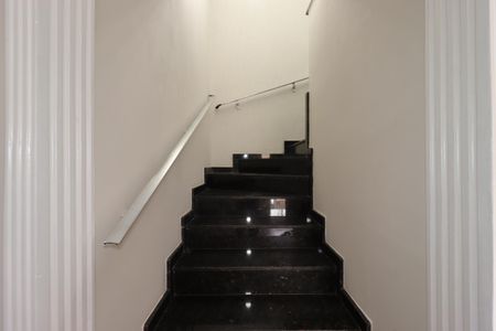 Casa à venda com 108m², 3 quartos e 2 vagasEscada