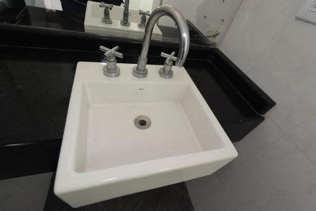 Casa à venda com 108m², 3 quartos e 2 vagasBanheiro do piso superior - Pia