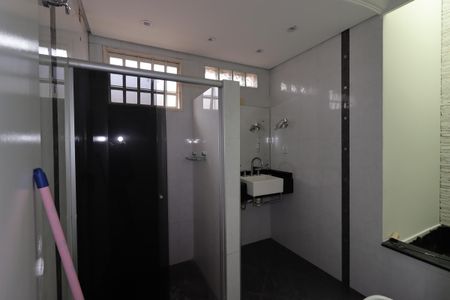 Casa à venda com 108m², 3 quartos e 2 vagasBanheiro do piso superior