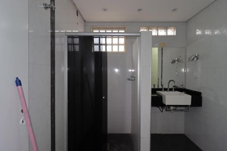 Casa à venda com 108m², 3 quartos e 2 vagasBanheiro do piso superior