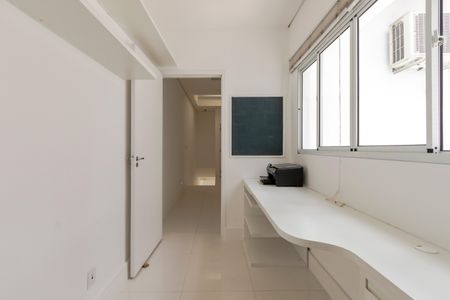 Casa à venda com 230m², 3 quartos e 2 vagas Casa à venda com 230m², 3 quartos e 2 vagasEscritório