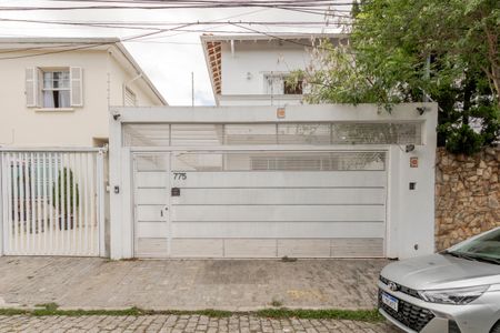 Casa à venda com 230m², 3 quartos e 2 vagas Casa à venda com 230m², 3 quartos e 2 vagasFachada