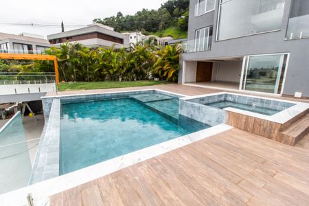 Casa de condomínio à venda com 570m², 4 quartos e 4 vagasPiscina