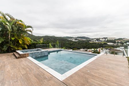 Casa de condomínio à venda com 570m², 4 quartos e 4 vagasPiscina