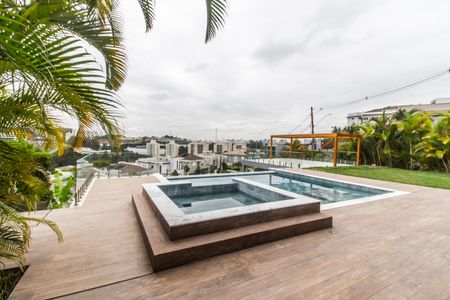 Casa de condomínio à venda com 570m², 4 quartos e 4 vagasPiscina