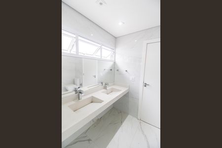 Casa de condomínio à venda com 570m², 4 quartos e 4 vagasBanheiro da Suíte