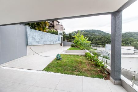 Casa de condomínio à venda com 570m², 4 quartos e 4 vagasQuintal