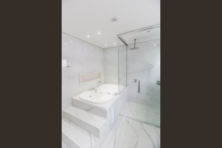 Casa de condomínio à venda com 570m², 4 quartos e 4 vagasBanheiro da Suíte