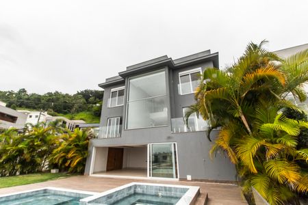 Casa de condomínio à venda com 570m², 4 quartos e 4 vagasFachada