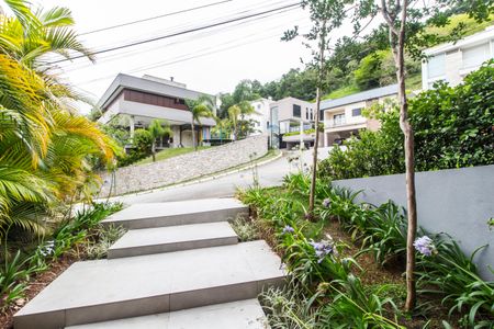 Casa de condomínio à venda com 570m², 4 quartos e 4 vagasVista da Rua