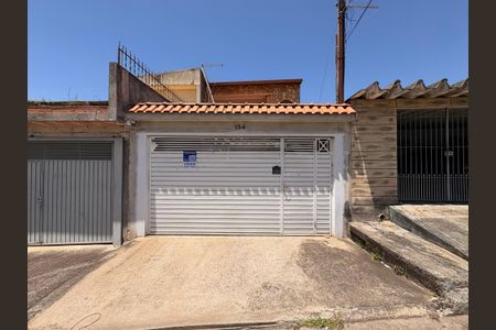 Casa à venda com 230m², 4 quartos e 2 vagasFachada + plaquinha