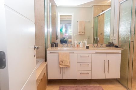 Apartamento à venda com 229m², 4 quartos e 4 vagasBanheiro da Suíte Master