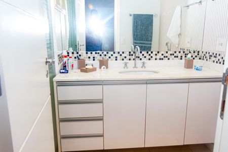 Apartamento à venda com 229m², 4 quartos e 4 vagasBanheiro da Suíte 2