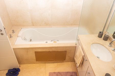 Apartamento à venda com 229m², 4 quartos e 4 vagasBanheiro da Suíte Master