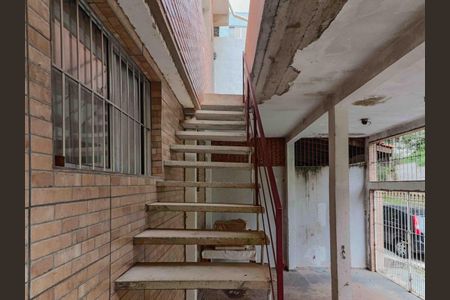 Casa para alugar com 60m², 2 quartos e 1 vagaEscadas