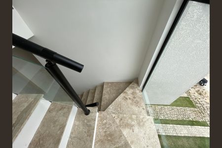 Casa de condomínio para alugar com 153m², 3 quartos e 2 vagasEscada