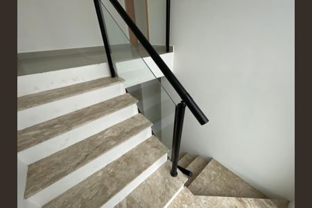 Casa de condomínio para alugar com 153m², 3 quartos e 2 vagasEscada