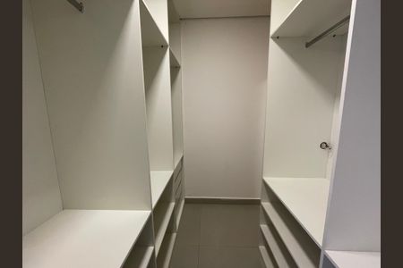 Casa de condomínio para alugar com 153m², 3 quartos e 2 vagasCloset da suíte