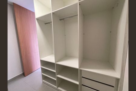 Casa de condomínio para alugar com 153m², 3 quartos e 2 vagasCloset da suíte