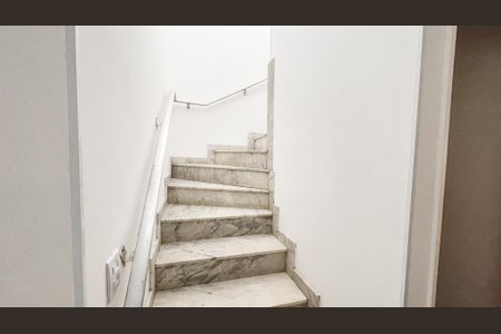 Casa à venda com 350m², 4 quartos e 3 vagas Casa à venda com 350m², 4 quartos e 3 vagasEscada