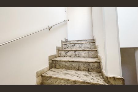 Casa à venda com 350m², 4 quartos e 3 vagas Casa à venda com 350m², 4 quartos e 3 vagasEscada