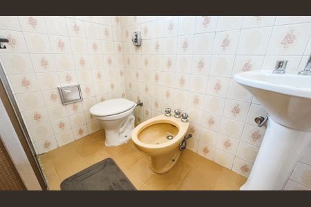 Casa à venda com 350m², 4 quartos e 3 vagas Casa à venda com 350m², 4 quartos e 3 vagasBanheiro