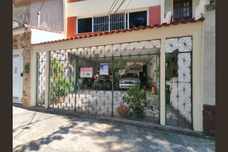 Casa à venda com 628m², 5 quartos e 2 vagas Casa à venda com 628m², 5 quartos e 2 vagasFachada