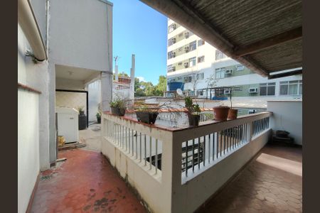 Casa à venda com 628m², 5 quartos e 2 vagas Casa à venda com 628m², 5 quartos e 2 vagasQuintal