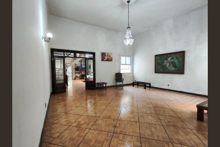 Casa à venda com 628m², 5 quartos e 2 vagas Casa à venda com 628m², 5 quartos e 2 vagasSala