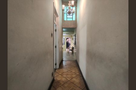 Casa à venda com 628m², 5 quartos e 2 vagas Casa à venda com 628m², 5 quartos e 2 vagasCorredor