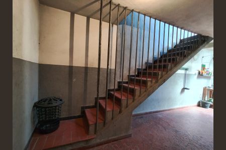 Casa à venda com 628m², 5 quartos e 2 vagas Casa à venda com 628m², 5 quartos e 2 vagasEscada