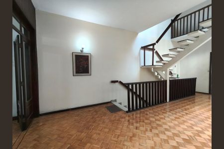 Casa à venda com 628m², 5 quartos e 2 vagas Casa à venda com 628m², 5 quartos e 2 vagasSala