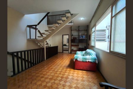 Casa à venda com 628m², 5 quartos e 2 vagas Casa à venda com 628m², 5 quartos e 2 vagasSala