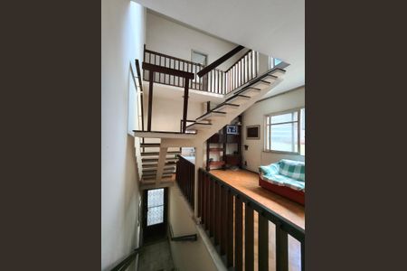 Casa à venda com 628m², 5 quartos e 2 vagas Casa à venda com 628m², 5 quartos e 2 vagasEscada