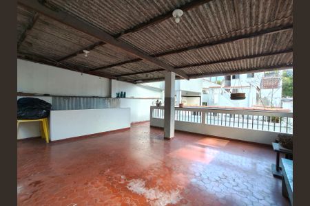 Casa à venda com 628m², 5 quartos e 2 vagas Casa à venda com 628m², 5 quartos e 2 vagasQuintal