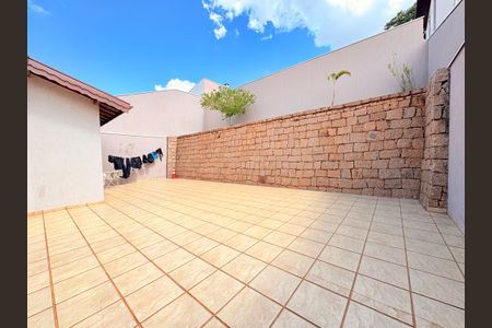 Casa à venda com 230m², 3 quartos e 3 vagasQuintal