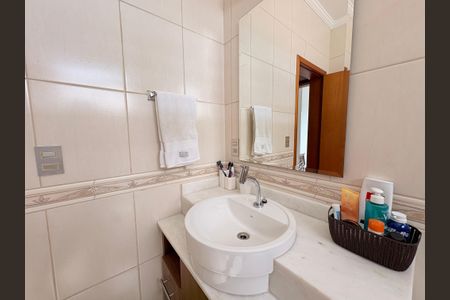 Casa à venda com 230m², 3 quartos e 3 vagasBanheiro da Suíte