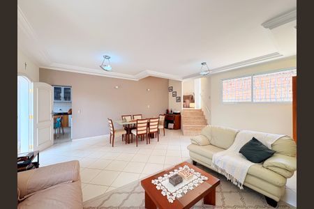 Casa à venda com 230m², 3 quartos e 3 vagasSala