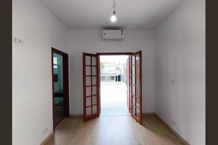 Casa à venda com 150m², 3 quartos e 2 vagas Casa à venda com 150m², 3 quartos e 2 vagasSuíte