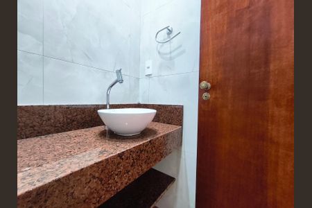 Casa à venda com 150m², 3 quartos e 2 vagas Casa à venda com 150m², 3 quartos e 2 vagasBanheiro