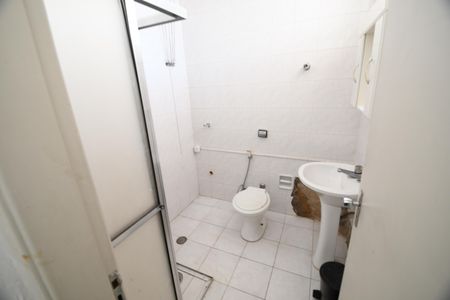 Banheiro de kitnet/studio para alugar com 1 quarto, 33m² em Centro, Campinas