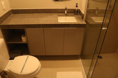 Banheiro de kitnet/studio para alugar com 1 quarto, 25m² em Perdizes, São Paulo