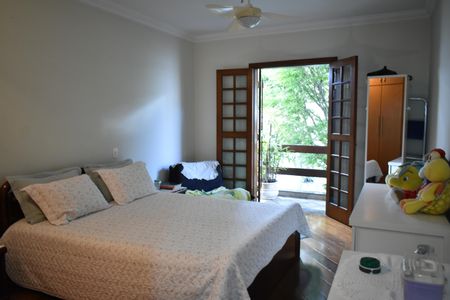 Casa à venda com 308m², 4 quartos e 4 vagasSuíte 1