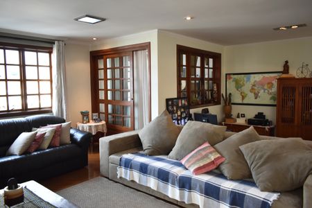 Casa à venda com 308m², 4 quartos e 4 vagasSala