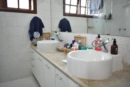 Casa à venda com 308m², 4 quartos e 4 vagasBanheiro da Suíte 1